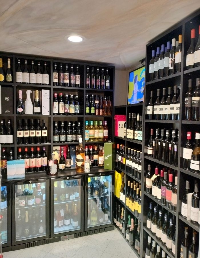 Arredamento per negozi con scaffali neri su misura